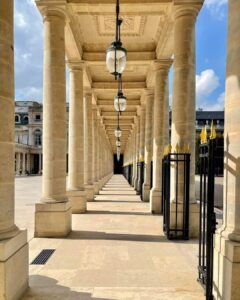 Rue parisienne lumineuse – shooting mode & lifestyle